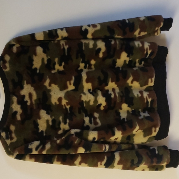 No boundaries faux fur camo pullover. - Picture 3 of 4